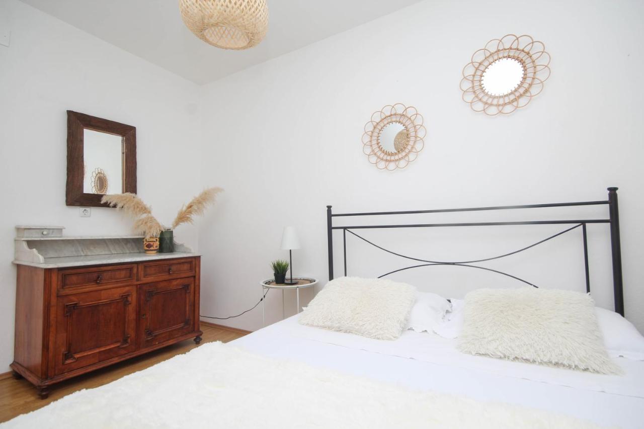 Lola's Apartment