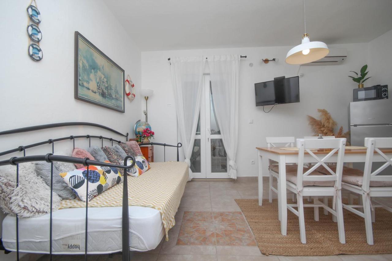 Lola's Apartment *