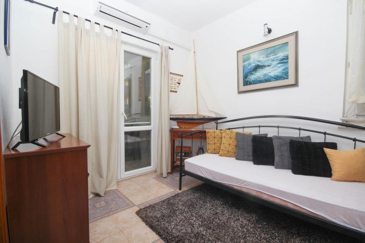 Lola's Apartment