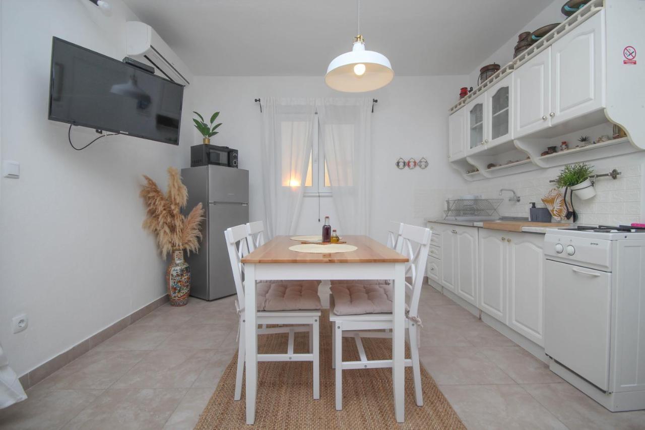 Lola's * Tribunj (Sibenik-Knin)