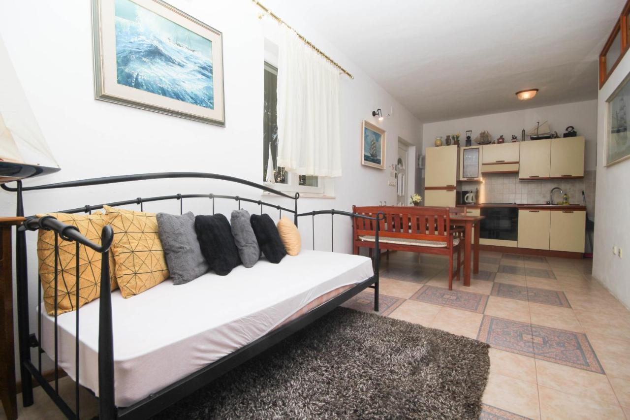 Lola's Apartment Tribalj