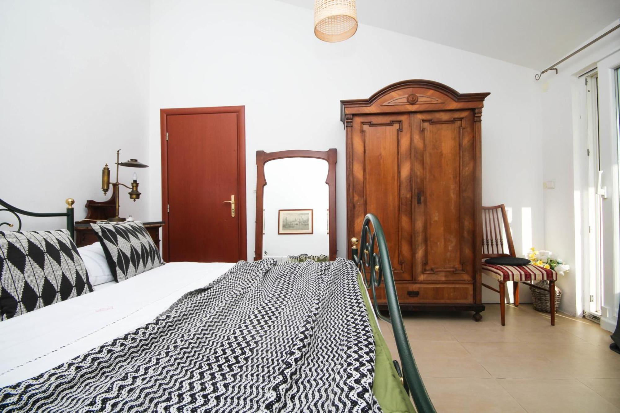 Lola's Tribunj (Sibenik-Knin)