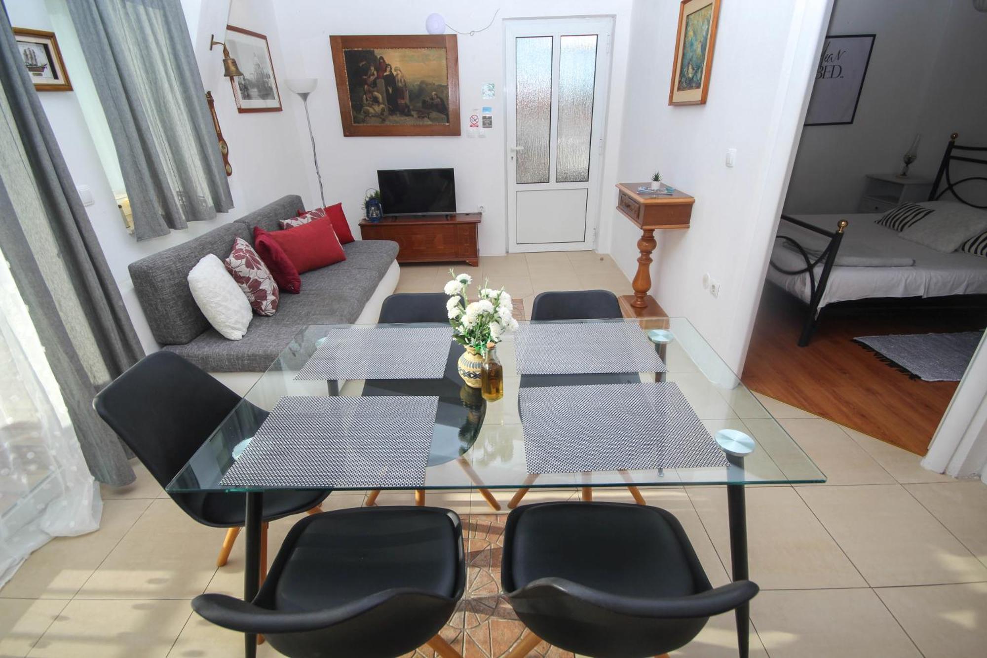 Lola's * Tribunj (Sibenik-Knin)