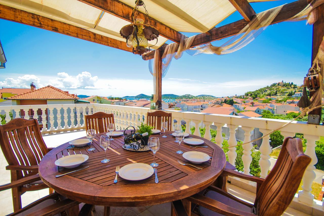 Lola's Tribunj (Sibenik-Knin)