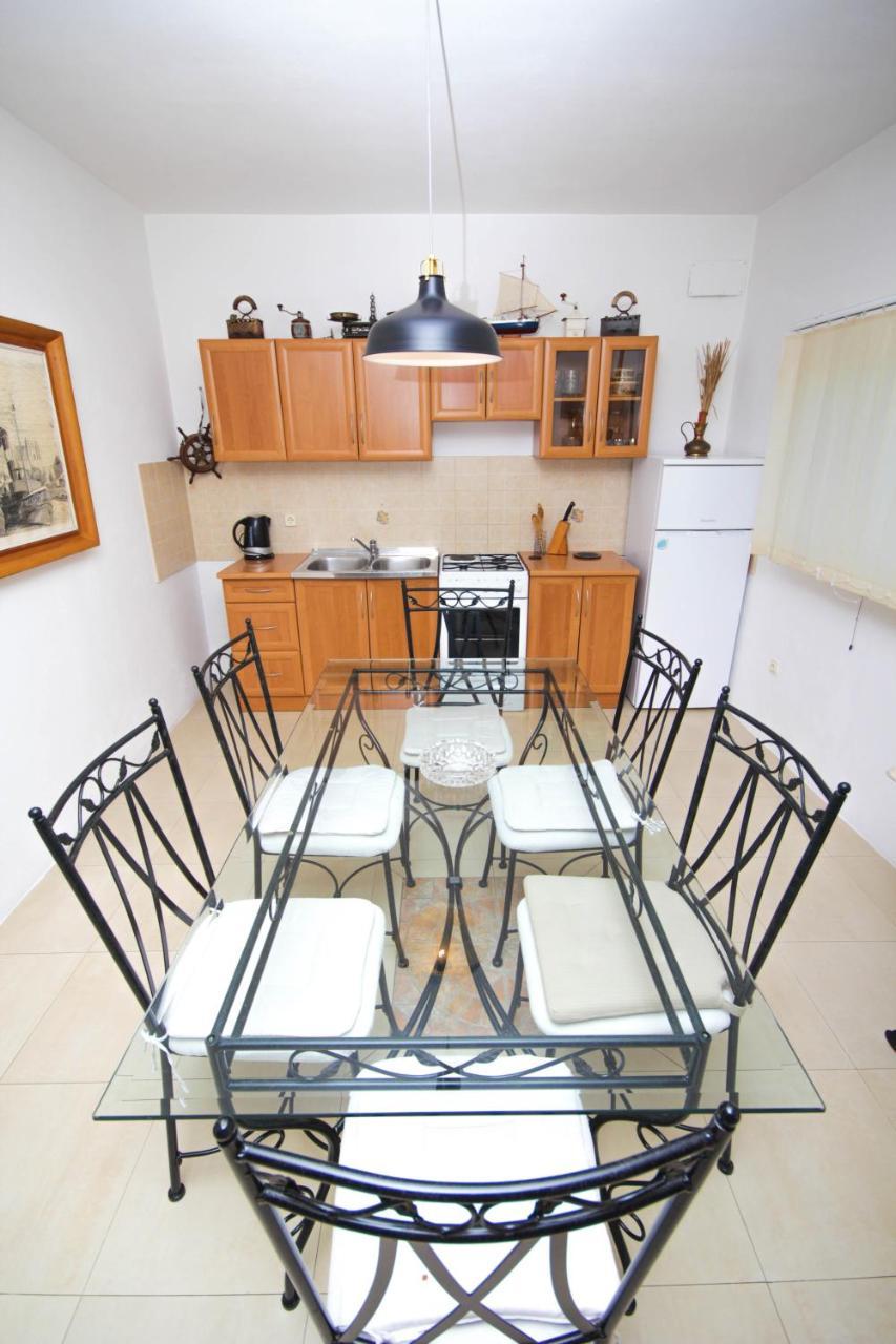 Lola's Apartment Tribalj