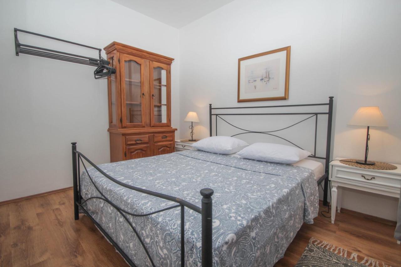 Lola's Tribunj (Sibenik-Knin)