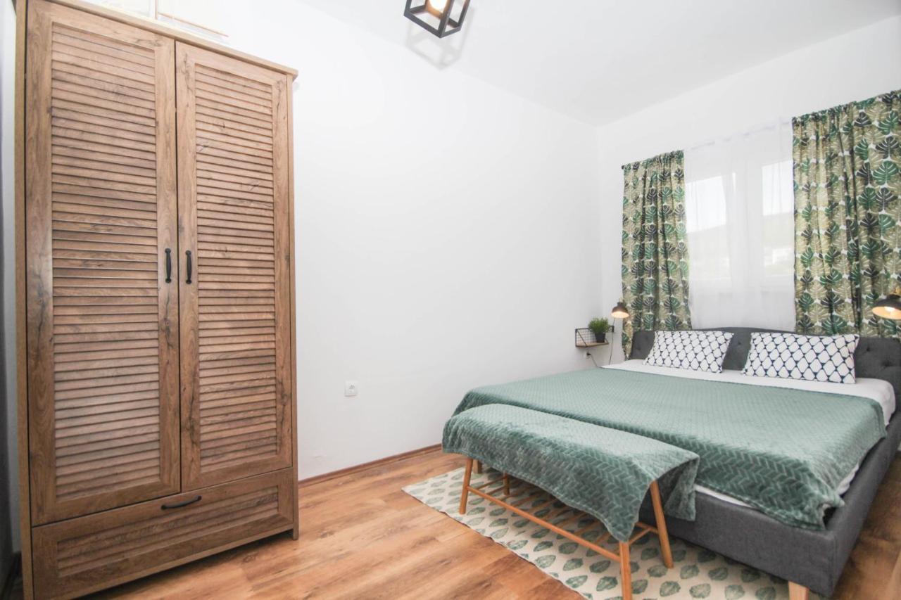 Lola's Tribunj (Sibenik-Knin)
